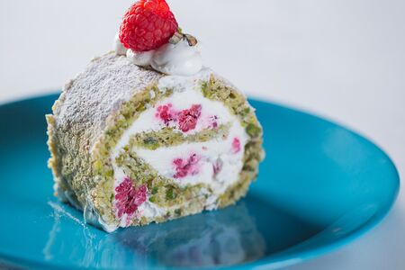 Пирожное Рулет Фисташково-малиновый