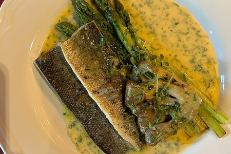 Филе сибаса со спаржей