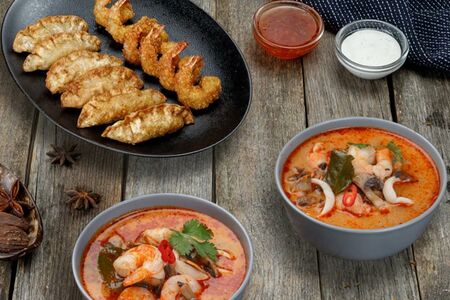 Набор: том ям (2 шт.), том там (6 шт.), гёдза с креветками и курицей (6 шт.)