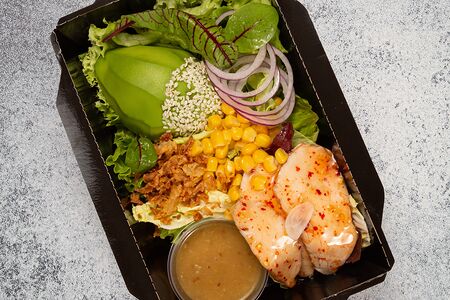 Салат с цыпленком чипотле