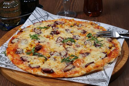 Пицца с колбасками и кукурузой