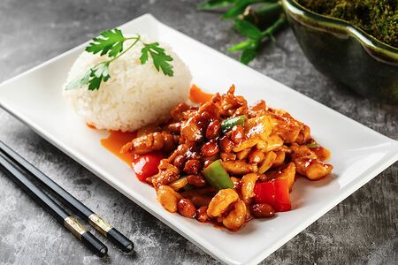 Курица Гунбао с арахисом в остро-сладком соусе