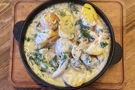 Шипящая сковорода с курицей и грибами