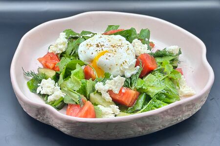 Салат с яйцом пашот