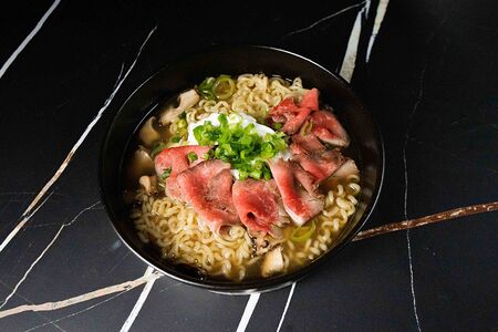 Дошик с ростбифом и яйцом пашот