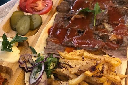 Донер на тарелке с говядиной