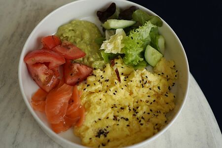 Скрэмбл с лососем и гуакамоле