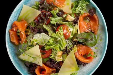 Салат Цезарь с лососем