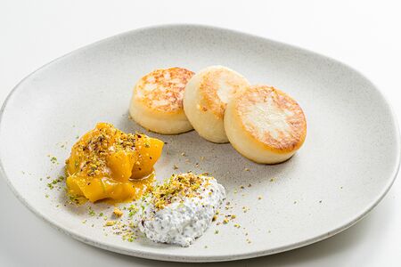 Сырники с персиками и чиа-сметаной