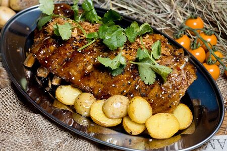 Килограмм свиных ребер в карамельной глазури