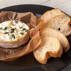 Запеченный сыр Камамбер с чесночным багетом