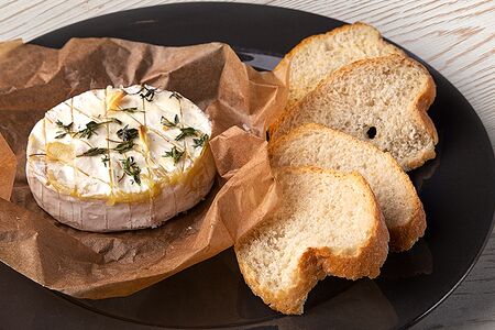 Запеченный сыр Камамбер с чесночным багетом