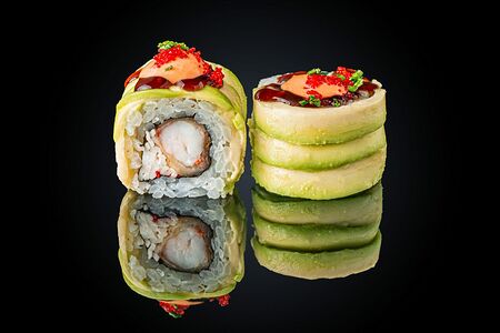 Ролл с авокадо и темпурной креветкой