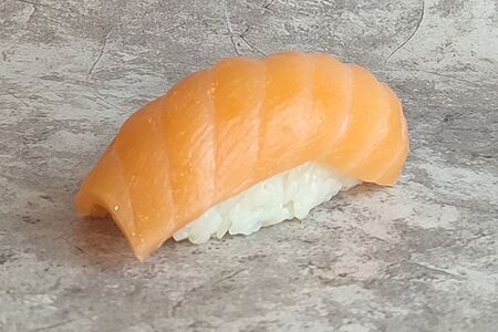 Суши с лососем