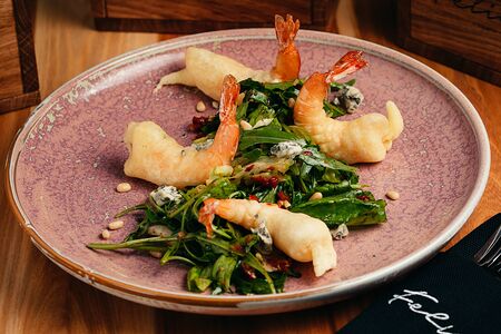 Салат с креветками в темпуре