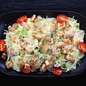 Салат Цезарь с курицей