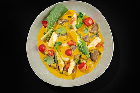 Желтое карри с тайскими баклажанами, мини-кукурузой и капустой бок-чой