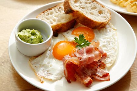 Глазунья с беконом