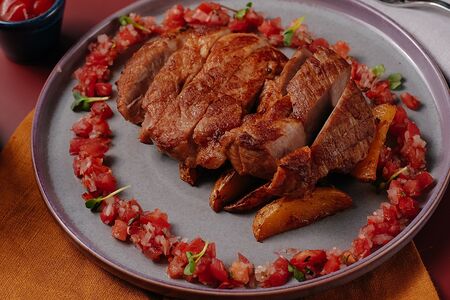 Стейк cвинoй шеи с соусом Сальса и печеным картофелем