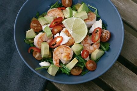 Салат с креветкой, рукколой, творожным сыром