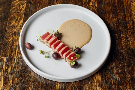 Татаки из тунца с оливками и соусом тоннато