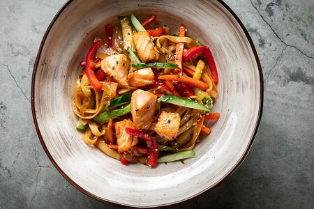 Вок с лососем