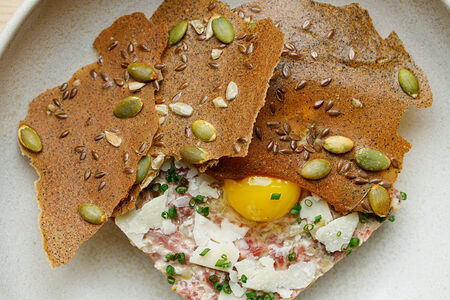 Тартар из говядины с трюфельным айоли и корнишонами