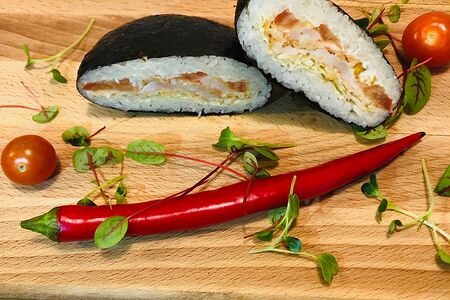 Онигирадзу с тигровой креветкой