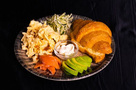 Завтрак с круассаном