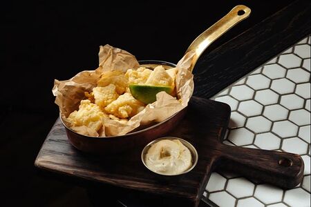 Мини кальмары с соусом айоли