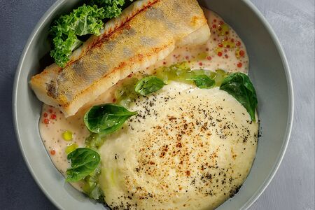 Судак с муссом из печёного картофеля и грибным соусом