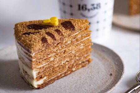 Пирожное медовик