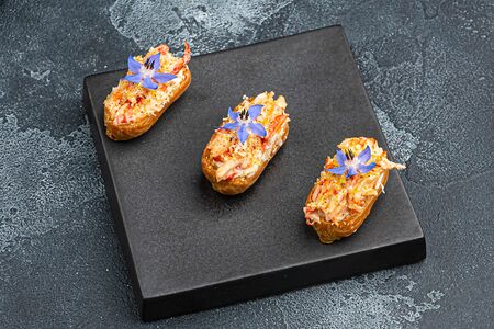 Эклер с креветкой, белым шоколадом и фисташкой