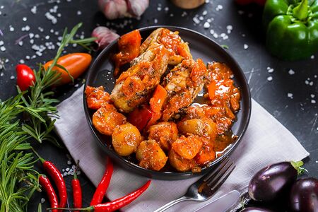 Курица томлёная с овощами и томатами