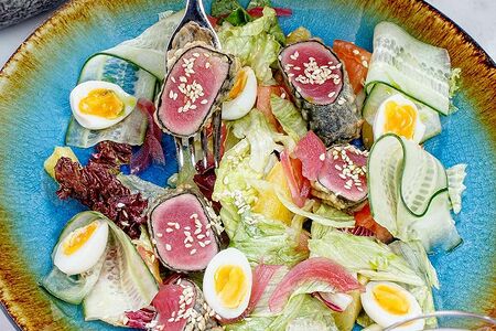 Салат с татаки из тунца, апельсином и перепелиным яйцом