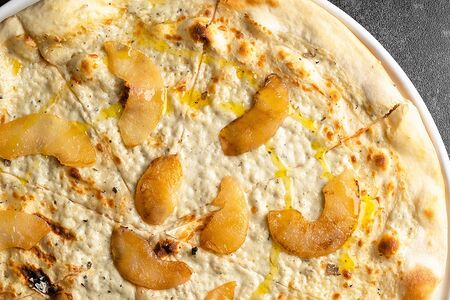 Пицца белая с грушей и сыром горгонзола