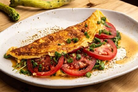 Омлет с томатами и шпинатом