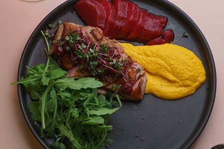 Утиная грудка с пряной грушей под вишневым соусом