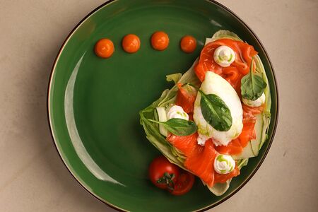 Салат с лососем и яйцом пашот