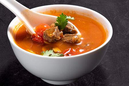 Томатный суп с говядиной и шампиньонами 