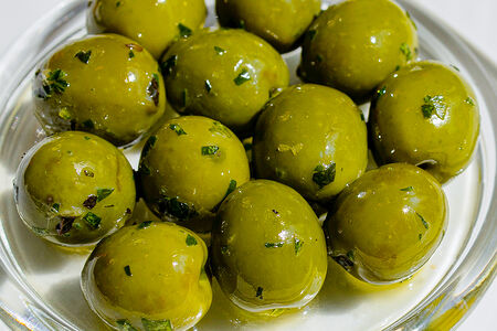 Оливки в пряных травах