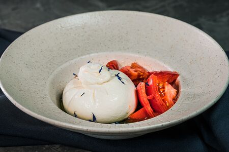 Буррата с бакинскими томатами