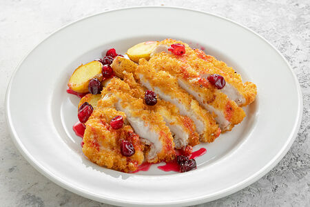 Классический шницель с ягодным соусом