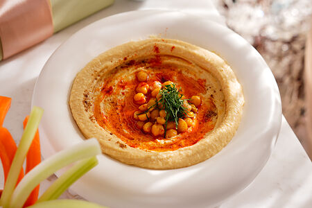 Хумус с овощами и сырными булочками