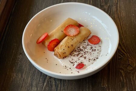 Спринг-роллы с бананом и кокосовым соусом