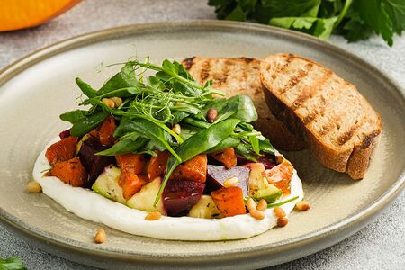 Салат из печёных овощей с кремом из феты