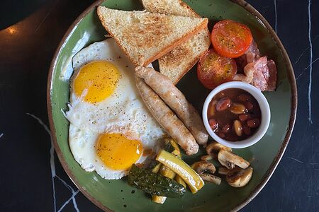 Большой английский завтрак со свиными колбасками