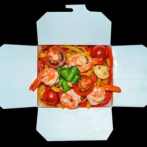 Вок с морепродуктами и яичной лапшой