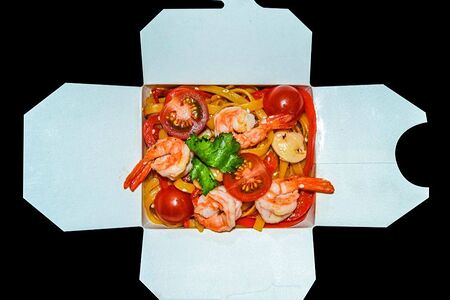 Вок с морепродуктами и яичной лапшой