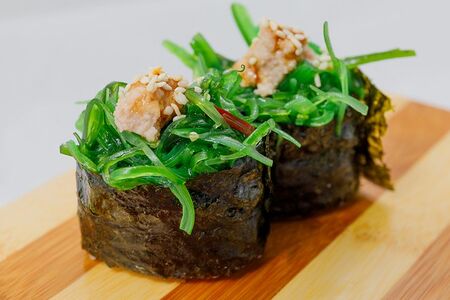 Маринованные водоросли Хияши вакаме